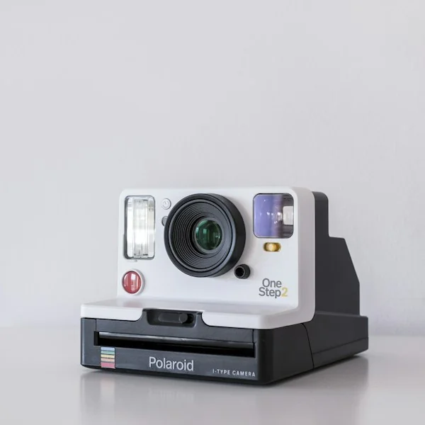 Momentinis fotoaparatas Instax Mini – momentinėms nuotraukoms su draugais